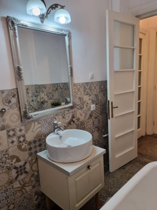 Cozy Apartment Near City Center Bükreş Dış mekan fotoğraf