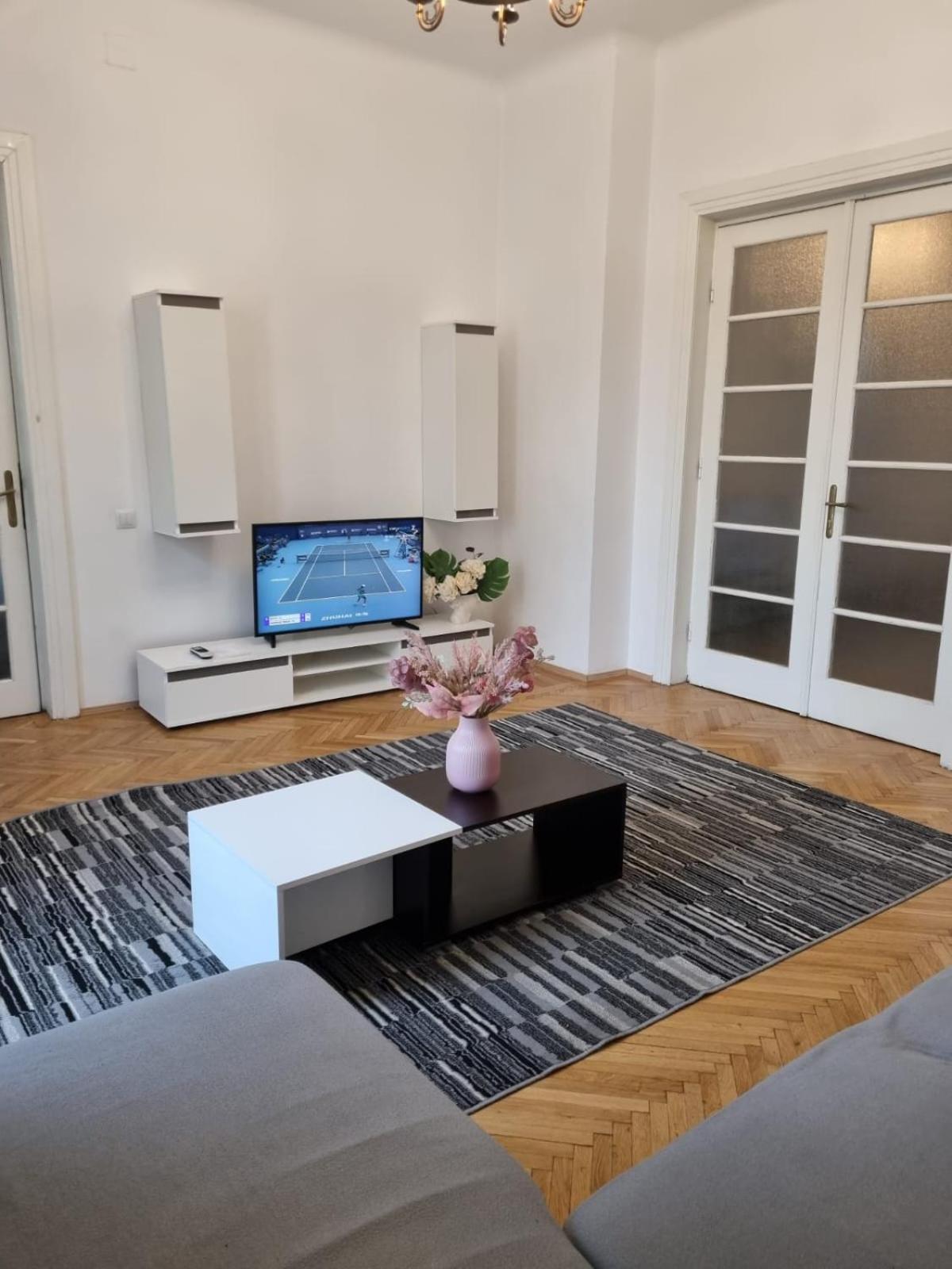 Cozy Apartment Near City Center Bükreş Dış mekan fotoğraf